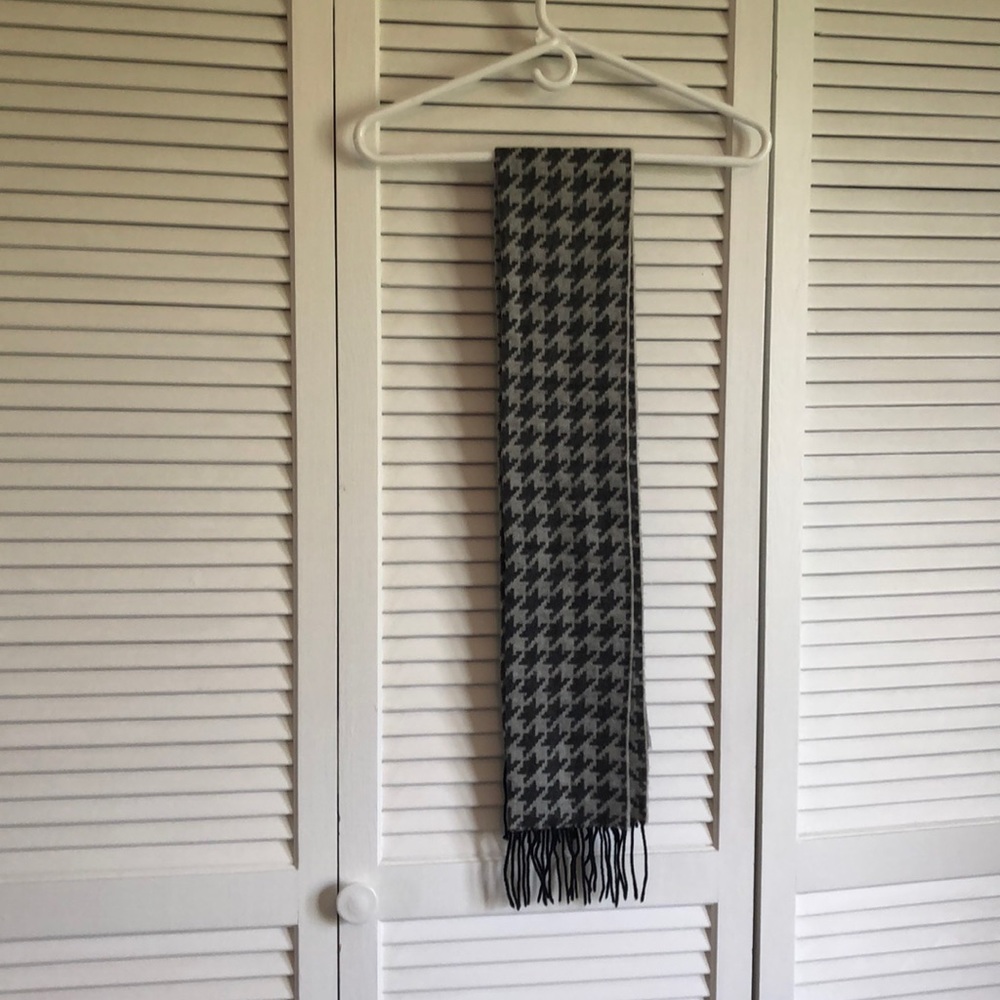 Grey houndstooth print scarf